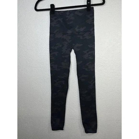 SPANX High Waist Black Camo Seamless Look-At-Me Now Leggings Small NWTS 1D - Picture 7 of 9